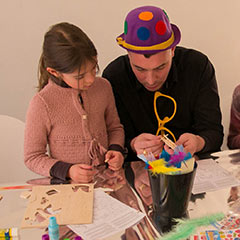 Animateur réalisant un atelier créatif sur le thème du cirque pour des enfants