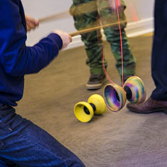 Enfant participant à une animation découverte du diabolo