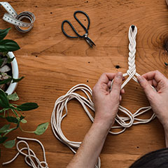 Réalisation d'une tresse en macramé