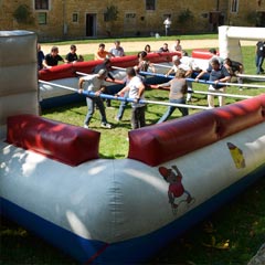 location du baby-foot humain avec sa structure gonflable