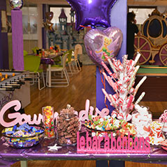 décoration d'un buffet de bonbons sur le thème de la féerie