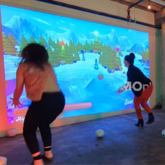 Bataille de boule de neige contre en mur grâce à la projection interactive