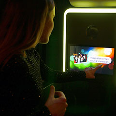 Borne photo smart avec son écran tactile utilisé par une invité lors de l'animation d'un événement