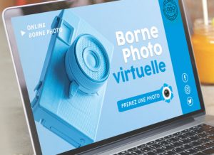 collaborateur d'une entreprise lors d'un événement consultant surordinateur et smartphone l'application borne photo virtuelle