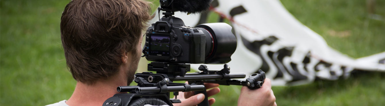 cameraman réalisant le tournage d'un reportage lors d'un séminaire d'entreprise