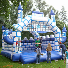 structure gonflable pour enfants en forme de château fort