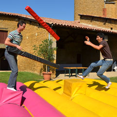 Le combat des gladiateurs avec la location de la structure gonflable