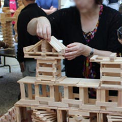 Placement de planchettes en bois en équilibre