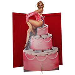 Silhouette d'une danseuse de cabaret sur un gâteau géant