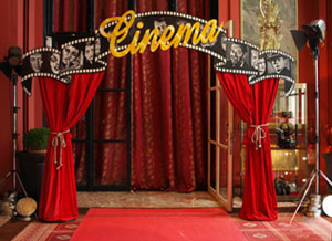 entrée décorée d'élément en bois peint thème cinéma