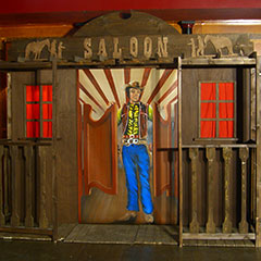 Façade de saloon en bois peint