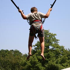 Enfant jouant à l'elasto trampoline