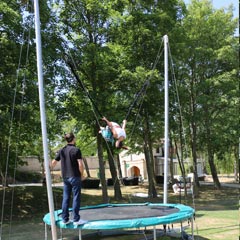 voltige exécuté avec le trampoline élastique en location