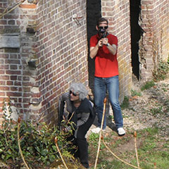 Participants sur un terrain de laser game