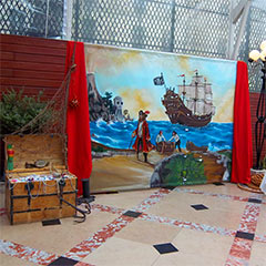 Fresque peinte illustrant une scène d'accostage pirate