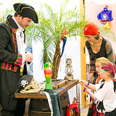 jeunes enfnats participant à un jeu sur le thème des pirates lors d'un arbre de noël