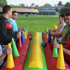 Des participants à l'animation Air ball avec la structure gonflable