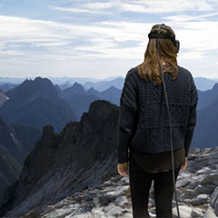 vidéo à 360° des cimes d'une chaine de montagne à explorer en réalit virtuelle