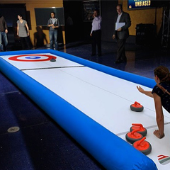 Jeu de curling en intérieur lors de l'animation d'une soirée