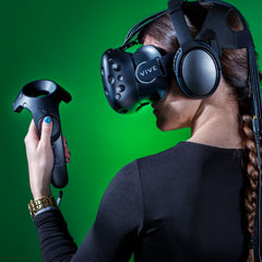 Personne équipée du système de réalité virtuelle HTC Vive