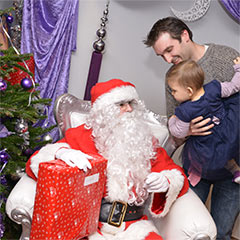 Père Noël avec enfants pour un arbre de Noël d'entreprise