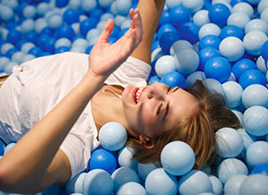photo d'une personne dans une piscine à boule lors de l'animation d'une soirée d'entreprise