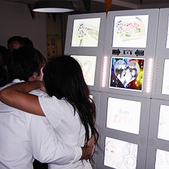 Participants devant le mur du photowall
