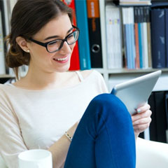 femme participant à un quiz en ligne d'entreprise sur une tablette tactile