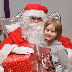 Photo avec le Père Noël pendant un gouter d'entreprise