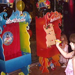 le stand des fléchettes pour la fête foraine