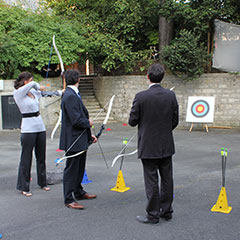 Participants s'exerçant au tir à  l'arc