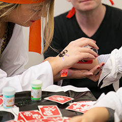 Animatrice pour enfants réalisant des tatouages éphémères