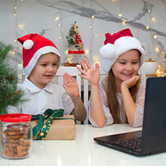 Enfants participants à une animation de noël en ligne pour un arbre de noël d'entreprise